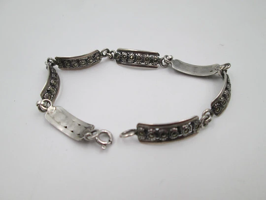 Pulsera articulada para mujer. Plata de ley y marquesitas. Cierre de argolla. Europa. 1980