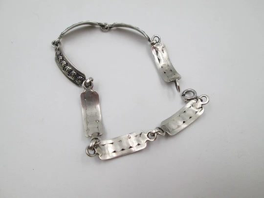 Pulsera articulada para mujer. Plata de ley y marquesitas. Cierre de argolla. Europa. 1980