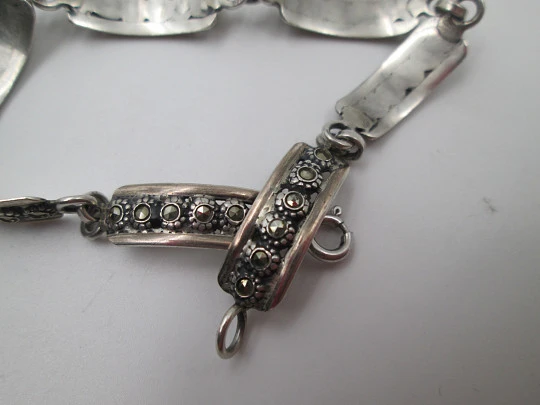 Pulsera articulada para mujer. Plata de ley y marquesitas. Cierre de argolla. Europa. 1980
