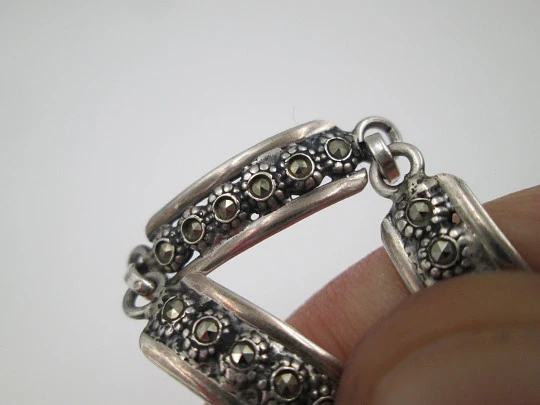 Pulsera articulada para mujer. Plata de ley y marquesitas. Cierre de argolla. Europa. 1980