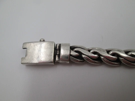 Pulsera barbada para caballero de eslabones trenzados. Plata de ley. Cierre de pestaña Pulsera barbada para caballero de eslabones trenzados. Plata de ley. Cierre de pestaña