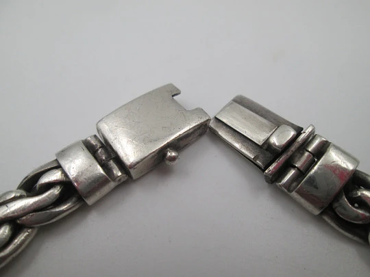 Pulsera barbada para caballero de eslabones trenzados. Plata de ley. Cierre de pestaña Pulsera barbada para caballero de eslabones trenzados. Plata de ley. Cierre de pestaña
