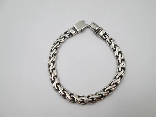 Pulsera barbada para caballero de eslabones trenzados. Plata de ley. Cierre de pestaña Pulsera barbada para caballero de eslabones trenzados. Plata de ley. Cierre de pestaña