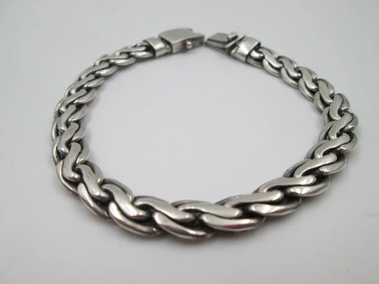 Pulsera barbada para caballero de eslabones trenzados. Plata de ley. Cierre de pestaña Pulsera barbada para caballero de eslabones trenzados. Plata de ley. Cierre de pestaña