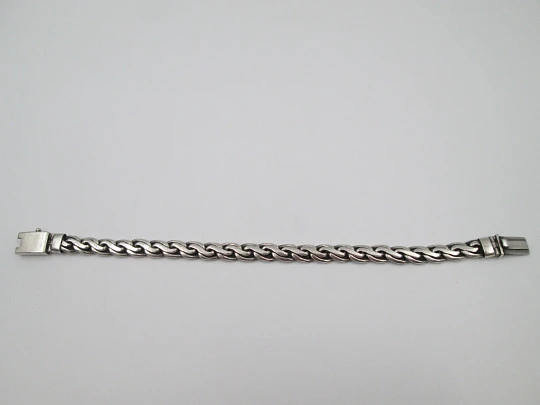 Pulsera barbada para caballero de eslabones trenzados. Plata de ley. Cierre de pestaña Pulsera barbada para caballero de eslabones trenzados. Plata de ley. Cierre de pestaña