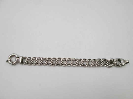 Pulsera barbada unisex de eslabones trenzados en plata de ley. Cierre de argolla