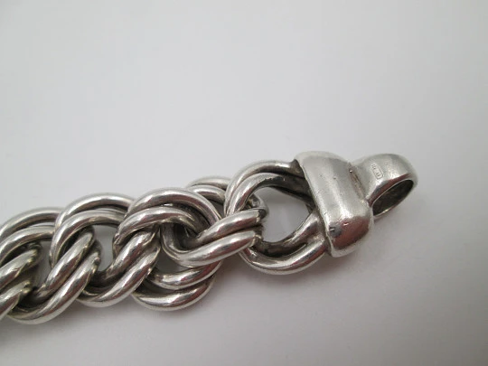Pulsera barbada unisex de eslabones trenzados en plata de ley. Cierre de argolla Pulsera barbada unisex de eslabones trenzados en plata de ley. Cierre de argolla