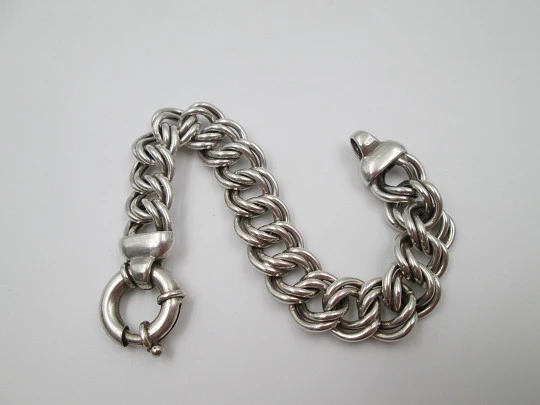 Pulsera barbada unisex de eslabones trenzados en plata de ley. Cierre de argolla Pulsera barbada unisex de eslabones trenzados en plata de ley. Cierre de argolla
