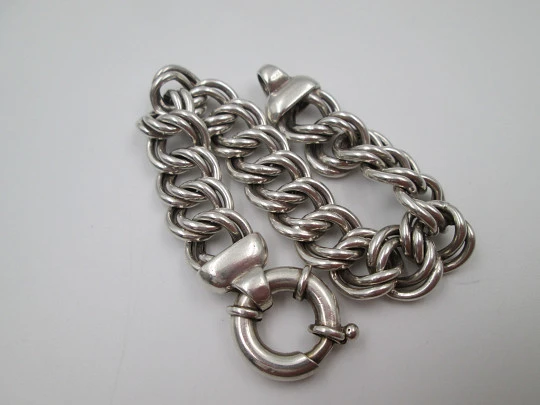 Pulsera barbada unisex de eslabones trenzados en plata de ley. Cierre de argolla Pulsera barbada unisex de eslabones trenzados en plata de ley. Cierre de argolla