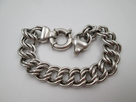Pulsera barbada unisex de eslabones trenzados en plata de ley. Cierre de argolla Pulsera barbada unisex de eslabones trenzados en plata de ley. Cierre de argolla
