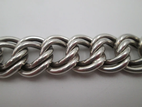 Pulsera barbada unisex de eslabones trenzados en plata de ley. Cierre de argolla Pulsera barbada unisex de eslabones trenzados en plata de ley. Cierre de argolla
