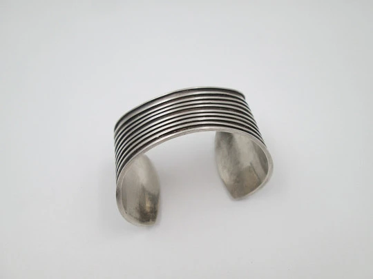 Pulsera brazalete ancho para mujer. Plata de ley 925. Motivos acanalados. 1980. España Pulsera brazalete ancho para mujer. Plata de ley 925. Motivos acanalados. 1980. España