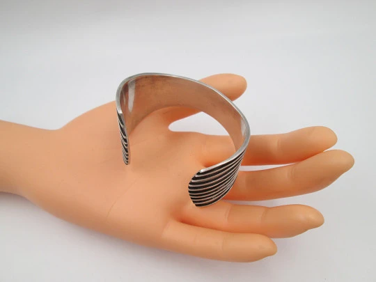 Pulsera brazalete ancho para mujer. Plata de ley 925. Motivos acanalados. 1980. España Pulsera brazalete ancho para mujer. Plata de ley 925. Motivos acanalados. 1980. España