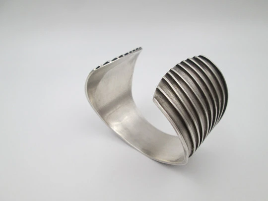 Pulsera brazalete ancho para mujer. Plata de ley 925. Motivos acanalados. 1980. España Pulsera brazalete ancho para mujer. Plata de ley 925. Motivos acanalados. 1980. España