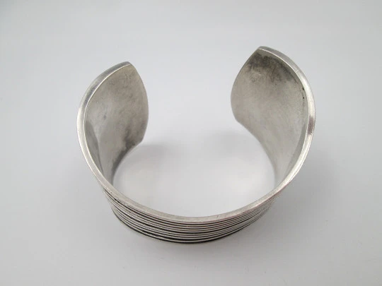 Pulsera brazalete ancho para mujer. Plata de ley 925. Motivos acanalados. 1980. España Pulsera brazalete ancho para mujer. Plata de ley 925. Motivos acanalados. 1980. España