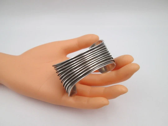 Pulsera brazalete ancho para mujer. Plata de ley 925. Motivos acanalados. 1980. España
