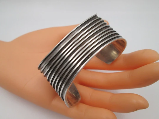Pulsera brazalete ancho para mujer. Plata de ley 925. Motivos acanalados. 1980. España Pulsera brazalete ancho para mujer. Plata de ley 925. Motivos acanalados. 1980. España