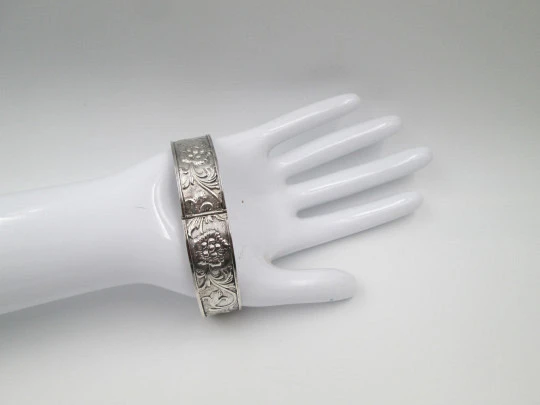 Pulsera brazalete mujer. Plata de ley. Motivos florales y vegetales. Cierre de pestaña. 1980