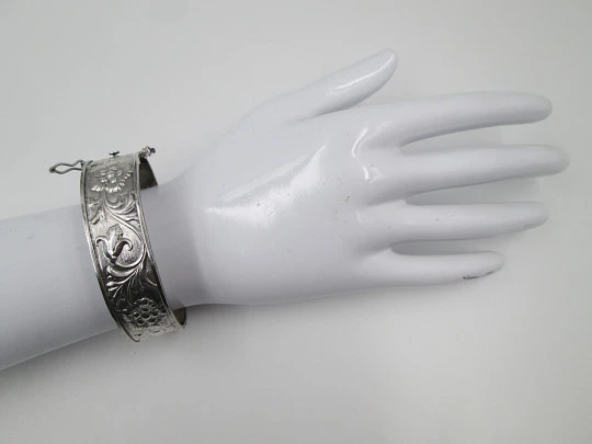 Pulsera brazalete mujer. Plata de ley. Motivos florales y vegetales. Cierre de pestaña. 1980 Pulsera brazalete mujer. Plata de ley. Motivos florales y vegetales. Cierre de pestaña. 1980