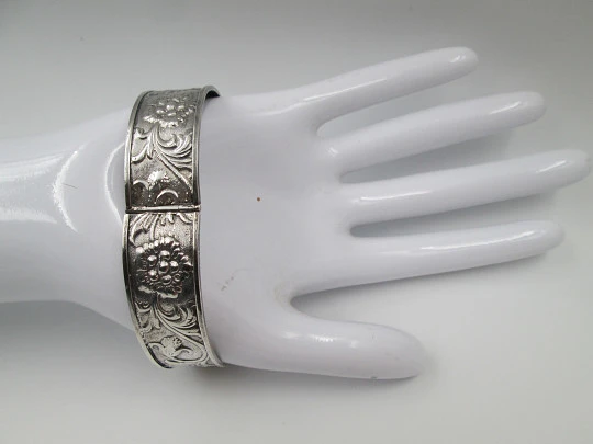 Pulsera brazalete mujer. Plata de ley. Motivos florales y vegetales. Cierre de pestaña. 1980 Pulsera brazalete mujer. Plata de ley. Motivos florales y vegetales. Cierre de pestaña. 1980