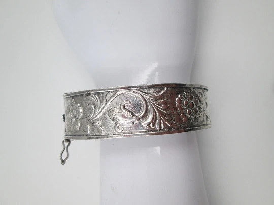 Pulsera brazalete mujer. Plata de ley. Motivos florales y vegetales. Cierre de pestaña. 1980 Pulsera brazalete mujer. Plata de ley. Motivos florales y vegetales. Cierre de pestaña. 1980