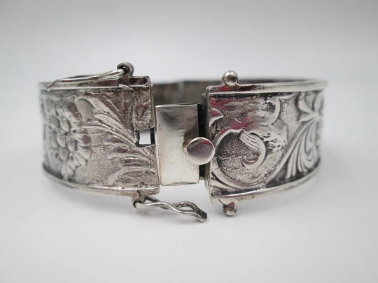Pulsera brazalete mujer. Plata de ley. Motivos florales y vegetales. Cierre de pestaña. 1980 Pulsera brazalete mujer. Plata de ley. Motivos florales y vegetales. Cierre de pestaña. 1980
