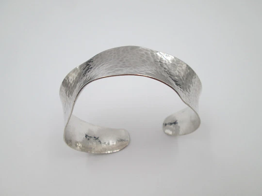 Pulsera brazalete ondulado mujer. Plata de ley 925. Motivos martelé. 1980