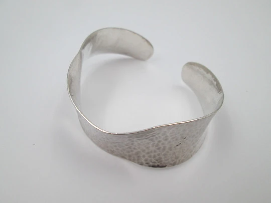 Pulsera brazalete ondulado mujer. Plata de ley 925. Motivos martelé. 1980