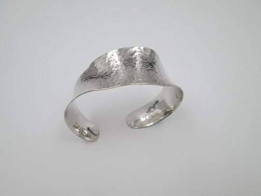 Pulsera brazalete ondulado mujer. Plata de ley 925. Motivos martelé. 1980