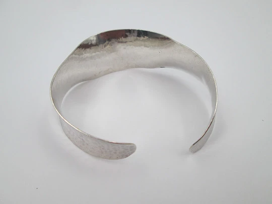 Pulsera brazalete ondulado mujer. Plata de ley 925. Motivos martelé. 1980