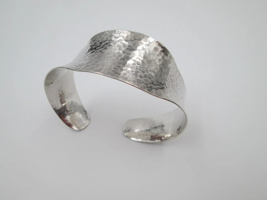 Pulsera brazalete ondulado mujer. Plata de ley 925. Motivos martelé. 1980