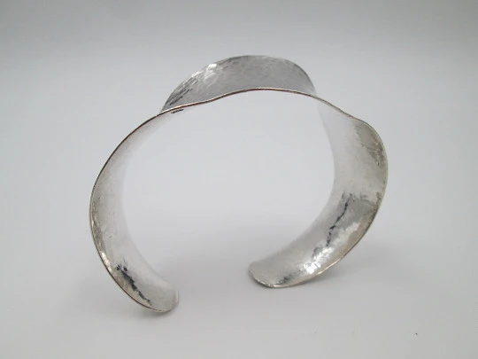 Pulsera brazalete ondulado mujer. Plata de ley 925. Motivos martelé. 1980