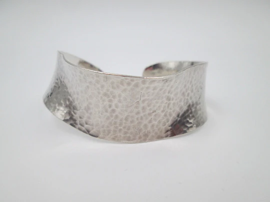 Pulsera brazalete ondulado mujer. Plata de ley 925. Motivos martelé. 1980