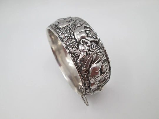 Pulsera brazalete para mujer. Plata de ley. Elefantes en alto relieve. Europa. 1970 Pulsera brazalete para mujer. Plata de ley. Elefantes en alto relieve. Europa. 1970