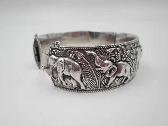Pulsera brazalete para mujer. Plata de ley. Elefantes en alto relieve. Europa. 1970 Pulsera brazalete para mujer. Plata de ley. Elefantes en alto relieve. Europa. 1970