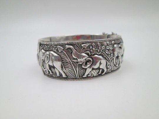 Pulsera brazalete para mujer. Plata de ley. Elefantes en alto relieve. Europa. 1970 Pulsera brazalete para mujer. Plata de ley. Elefantes en alto relieve. Europa. 1970