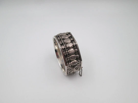 Pulsera brazalete para mujer. Plata de ley. Margaritas y águilas en relieve. Europa. 1970