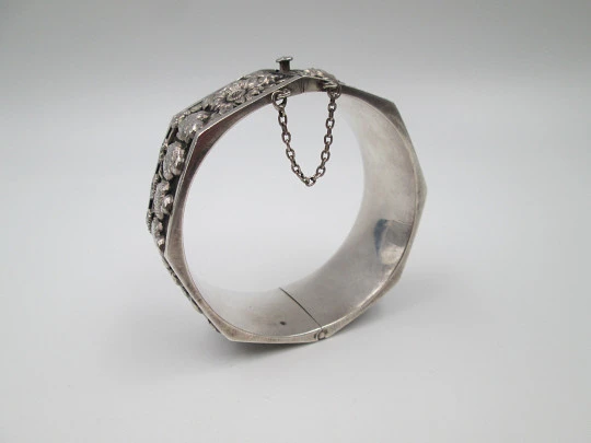 Pulsera brazalete para mujer. Plata de ley. Margaritas y águilas en relieve. Europa. 1970