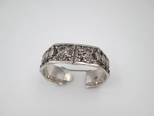 Pulsera brazalete para mujer. Plata de ley. Margaritas y águilas en relieve. Europa. 1970