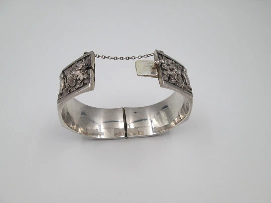 Pulsera brazalete para mujer. Plata de ley. Margaritas y águilas en relieve. Europa. 1970
