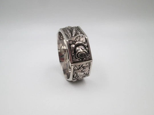 Pulsera brazalete para mujer. Plata de ley. Rosas, espigas, hojas y frutas en relieve. 1970