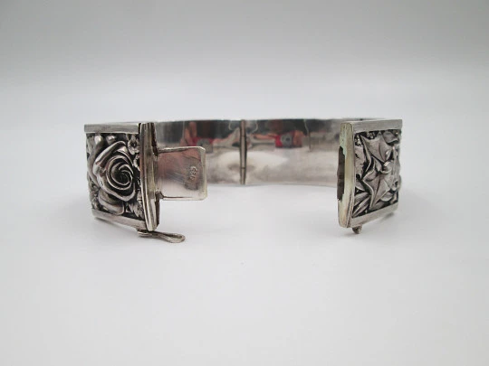 Pulsera brazalete para mujer. Plata de ley. Rosas, espigas, hojas y frutas en relieve. 1970