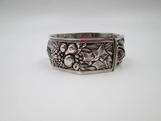 Pulsera brazalete para mujer. Plata de ley. Rosas, espigas, hojas y frutas en relieve. 1970