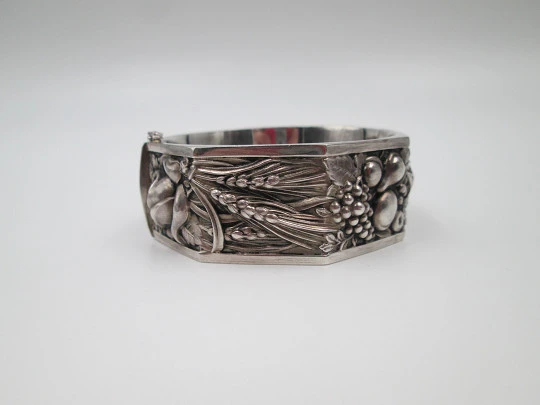 Pulsera brazalete para mujer. Plata de ley. Rosas, espigas, hojas y frutas en relieve. 1970