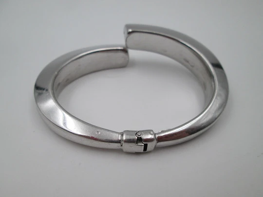 Pulsera brazalete tubular abierto mujer. Plata de ley 925. Cierre bisagra. 1980