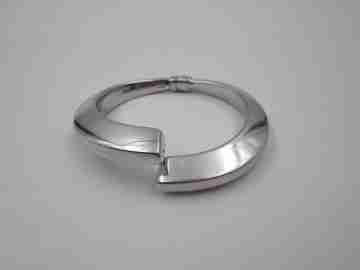 Pulsera brazalete tubular abierto mujer. Plata de ley 925. Cierre bisagra. 1980