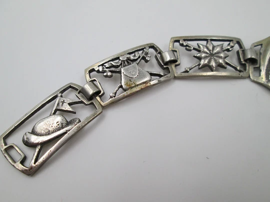 Pulsera calada artesanal. Plata de ley. Motivos Santiago Apóstol. 1948. España