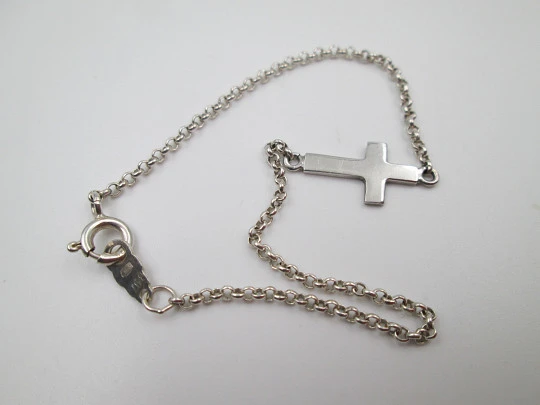 Pulsera de eslabones abiertos en plata de ley con motivo de cruz. Cierre de argolla. 1990