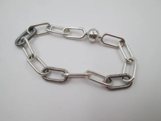 Pulsera de eslabones para mujer de Pandora ME. Plata de ley. Cierre de esfera