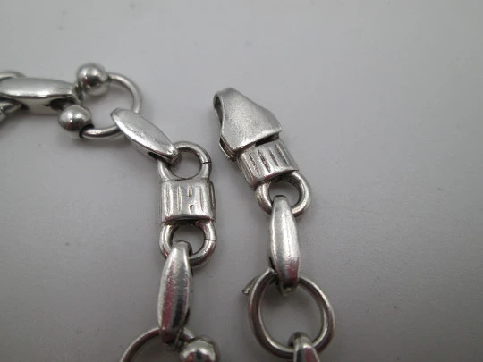Pulsera de eslabones para mujer en plata de ley. Motivos de aros y bolas. Cierre argolla